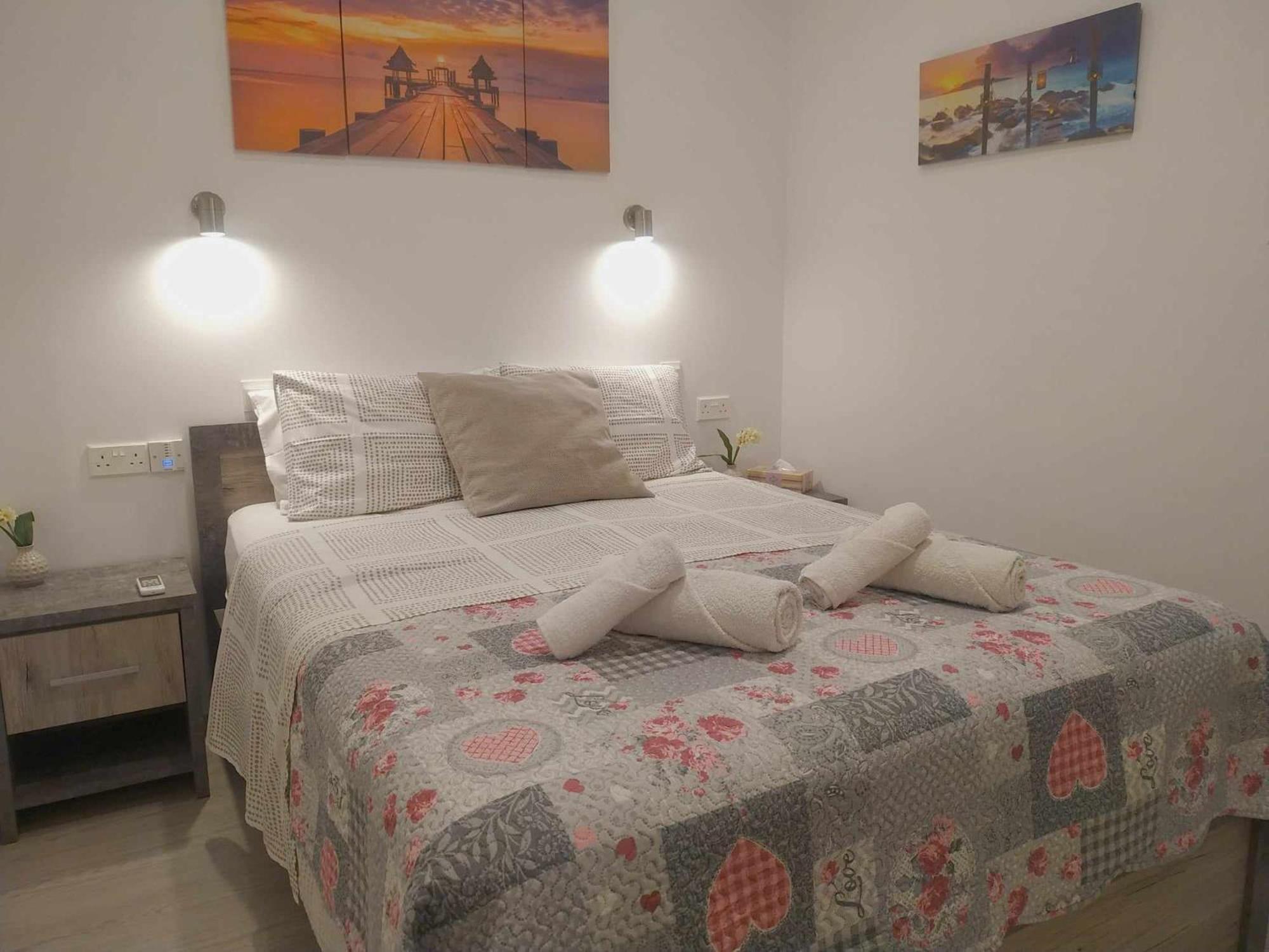 Appartamento Charming Holiday Retreat Kato Paphos Apt 400M To The Beach Esterno foto